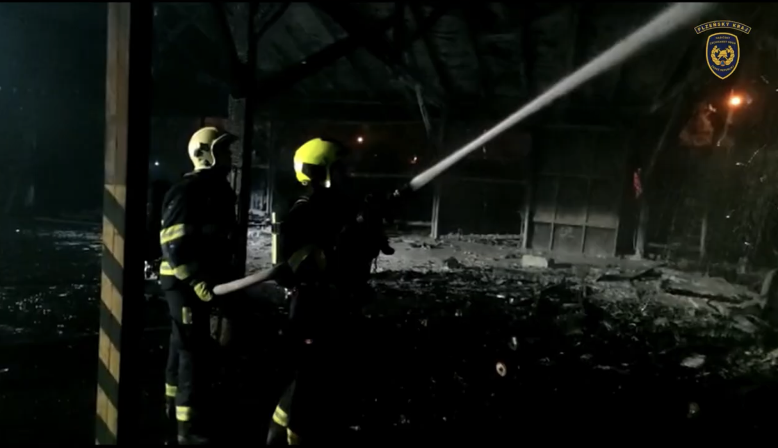 Požár v Přeštické ulici_hasiči uvnitř budovy .PNG