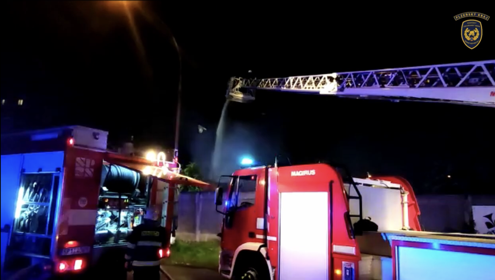 Požár v Přeštické ulici_pohled na hasičskou techniku .PNG