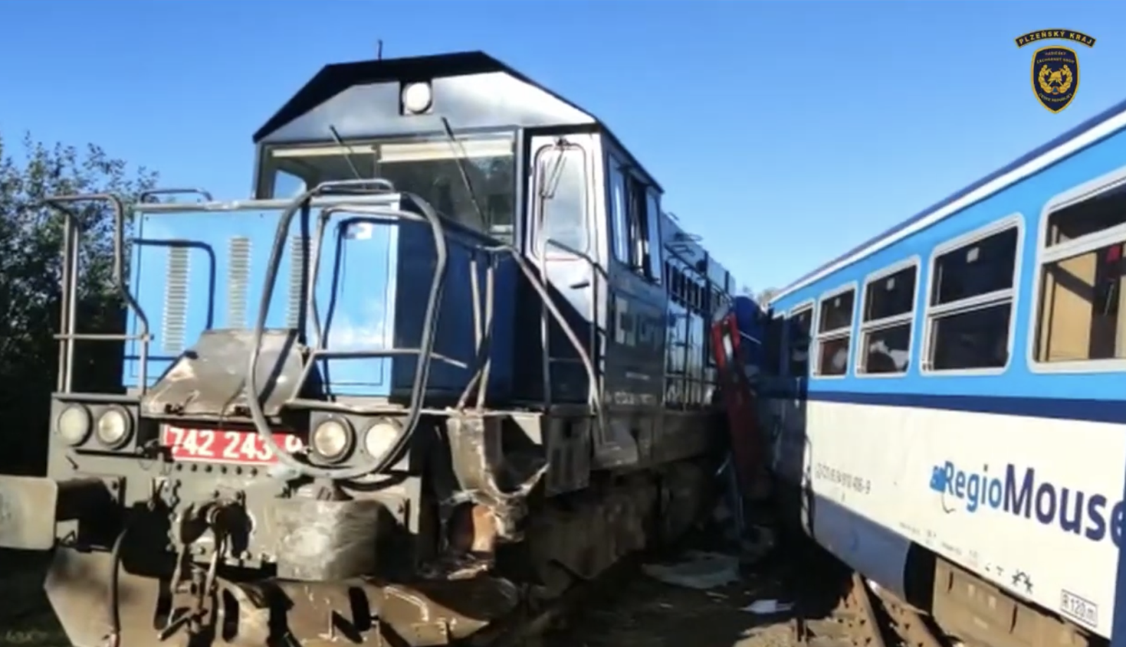 ŽN Kdyně_pohled na zdemolované vlak. soupravy.PNG