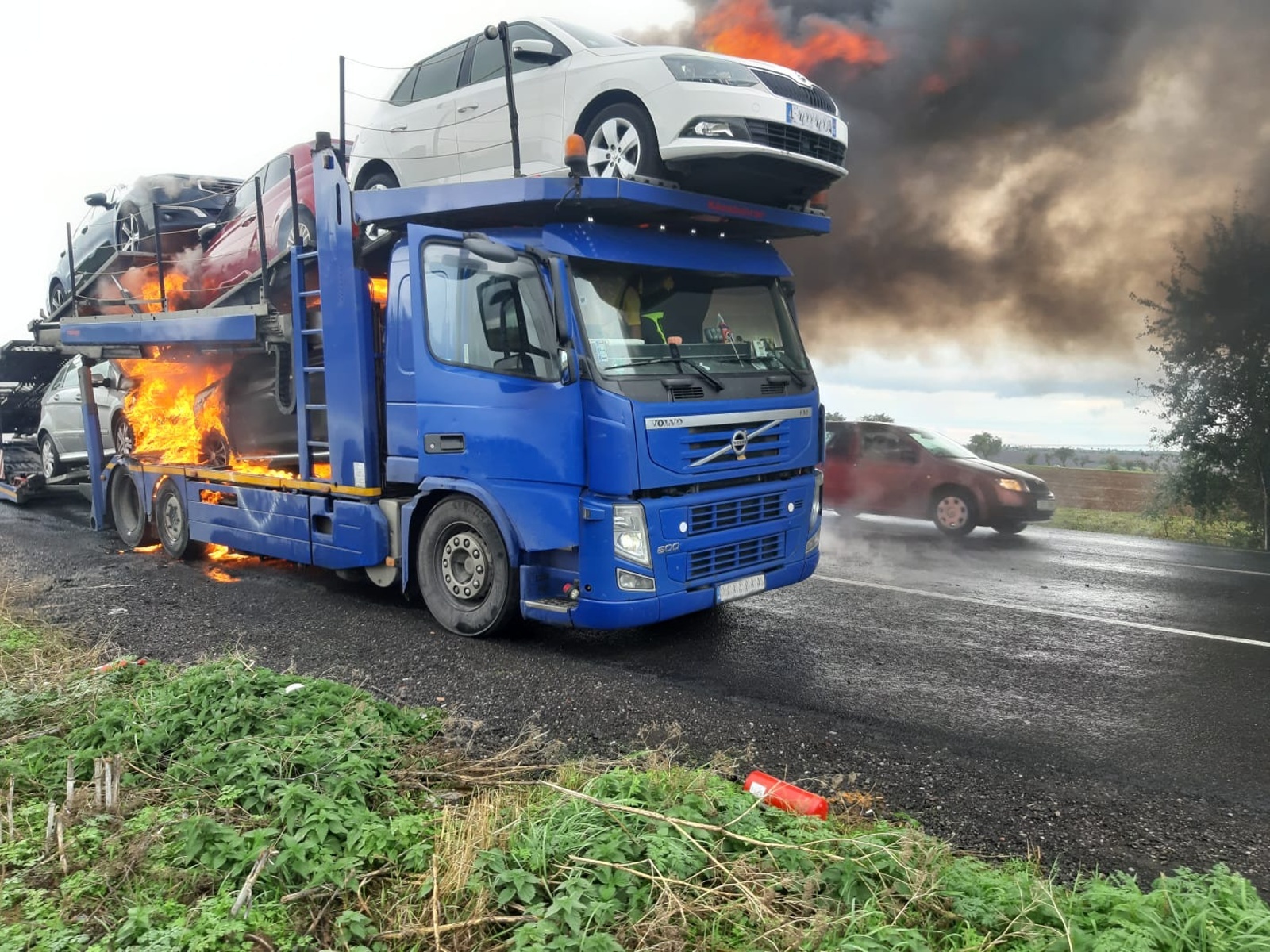 005-Požár soupravy s přepravovanými osobními vozidly.jpg