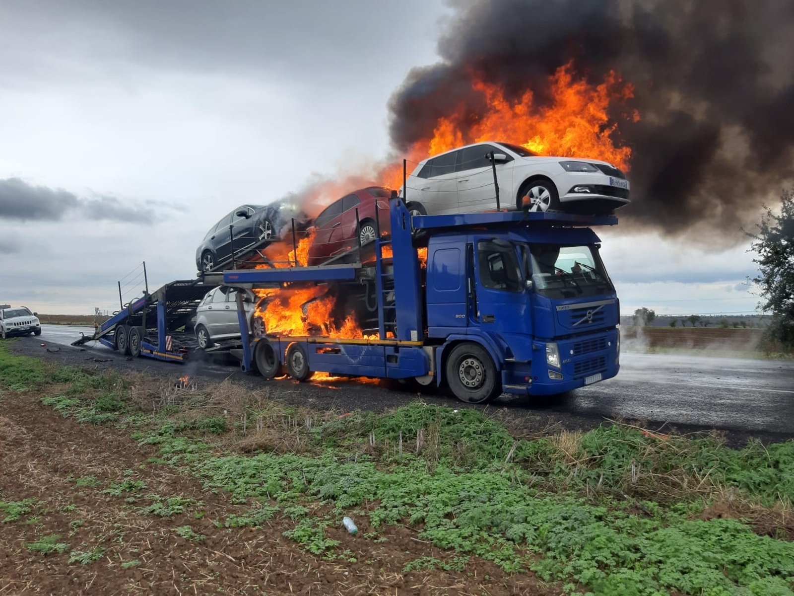 006-Požár soupravy s přepravovanými osobními vozidly.jpg