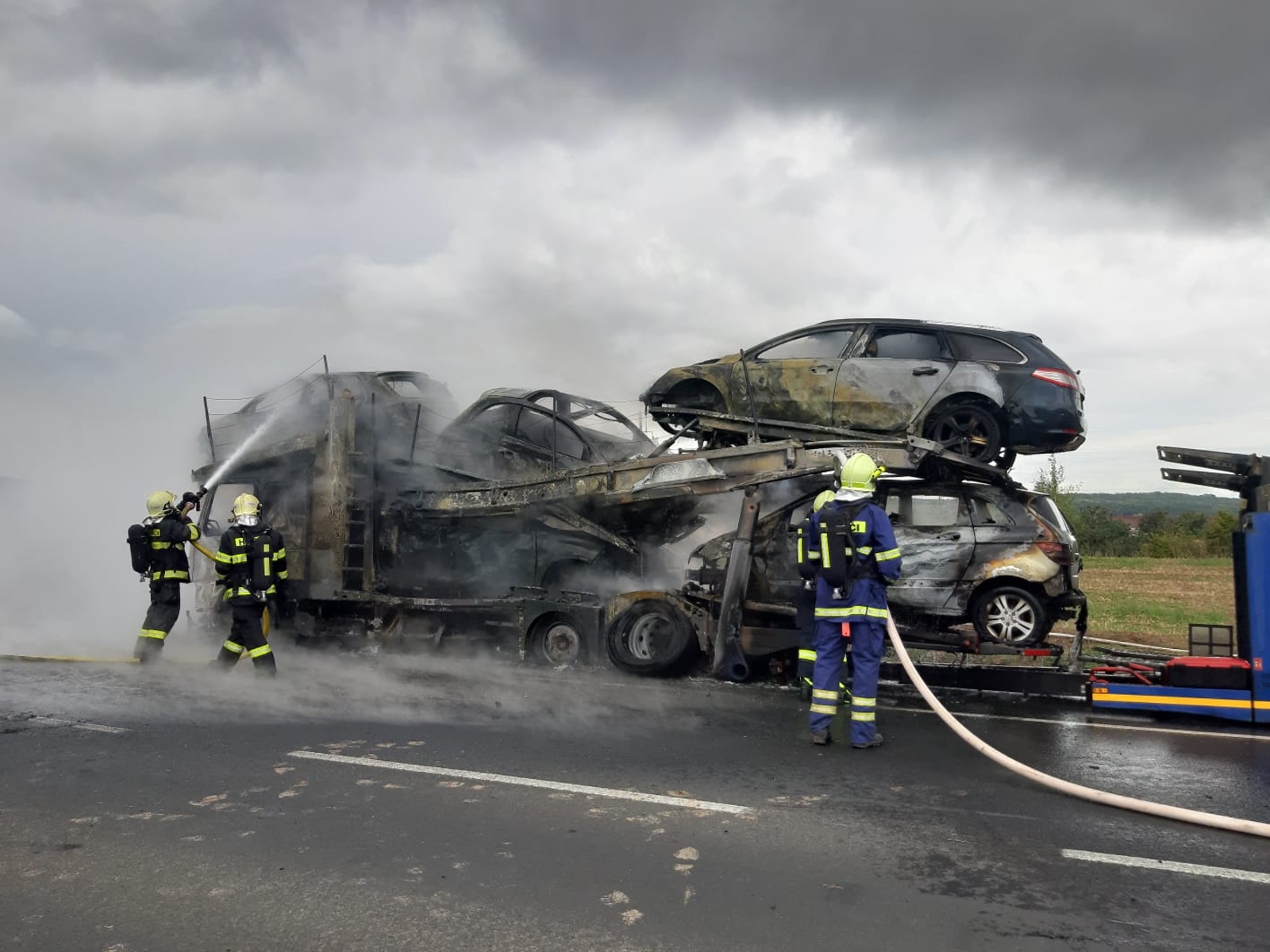 009-Požár soupravy s přepravovanými osobními vozidly.jpg