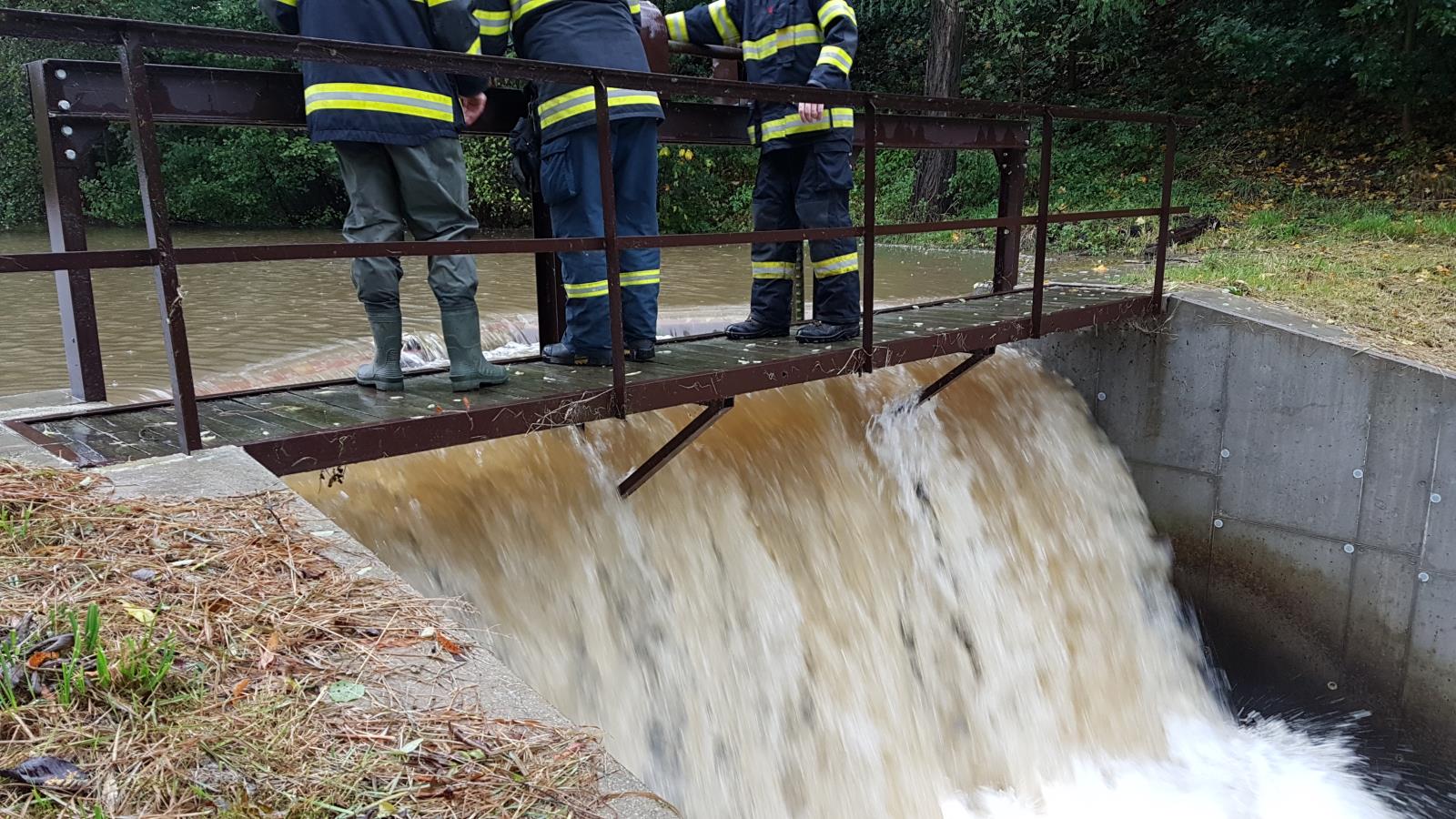 hasiči odstraňují následky povodní v kraji.jpg