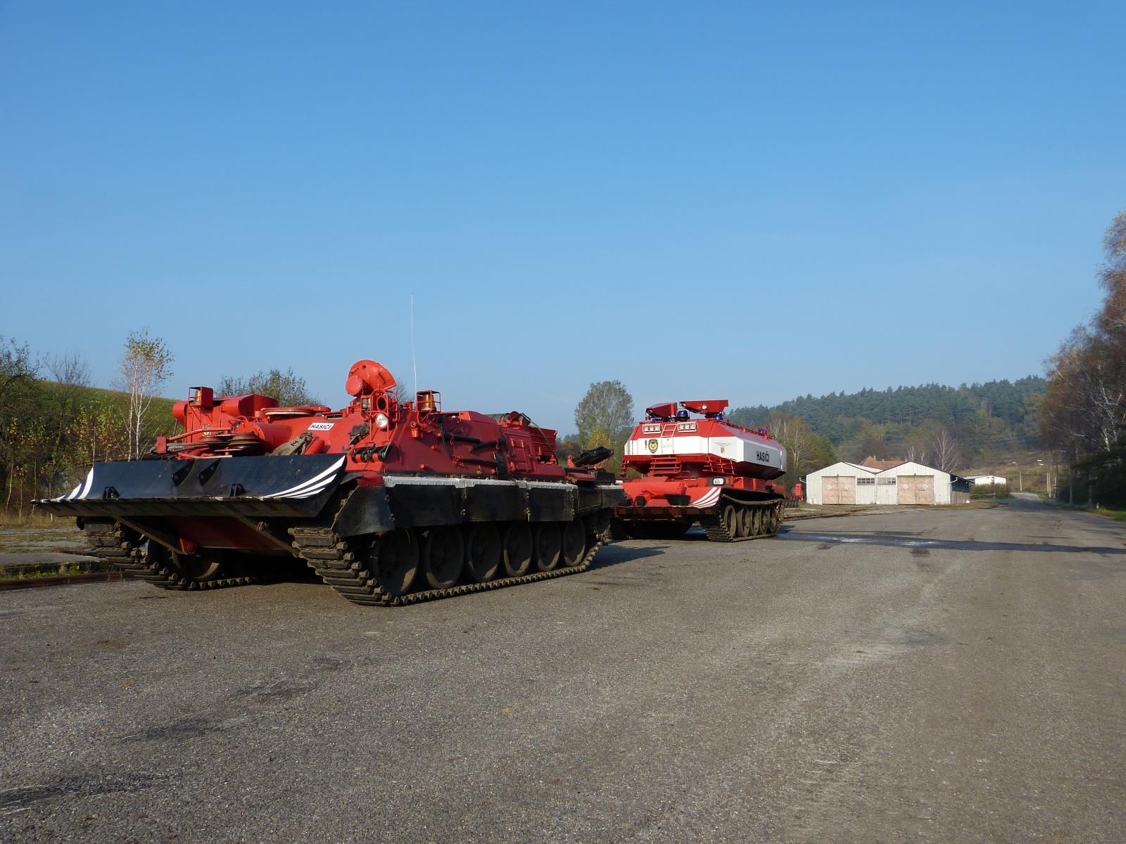 Vrbětice_ZÚ_oba hasičské tanky u vjezdu do areálu muničních skladů.JPG