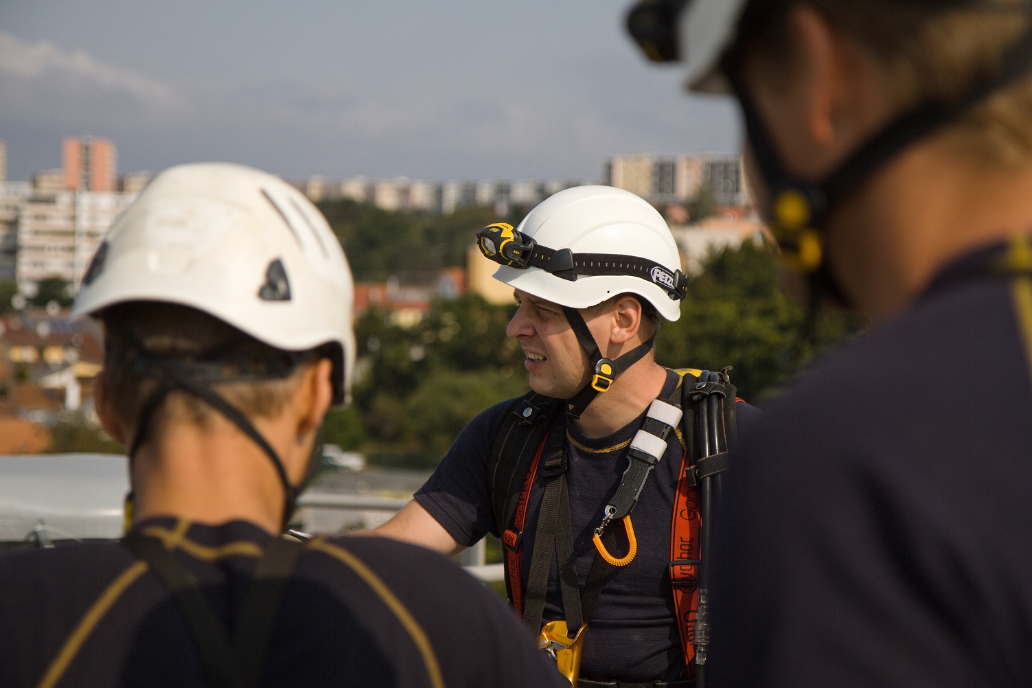 výcvik hasičů-lezců v betonárně v Brně  (12).jpg