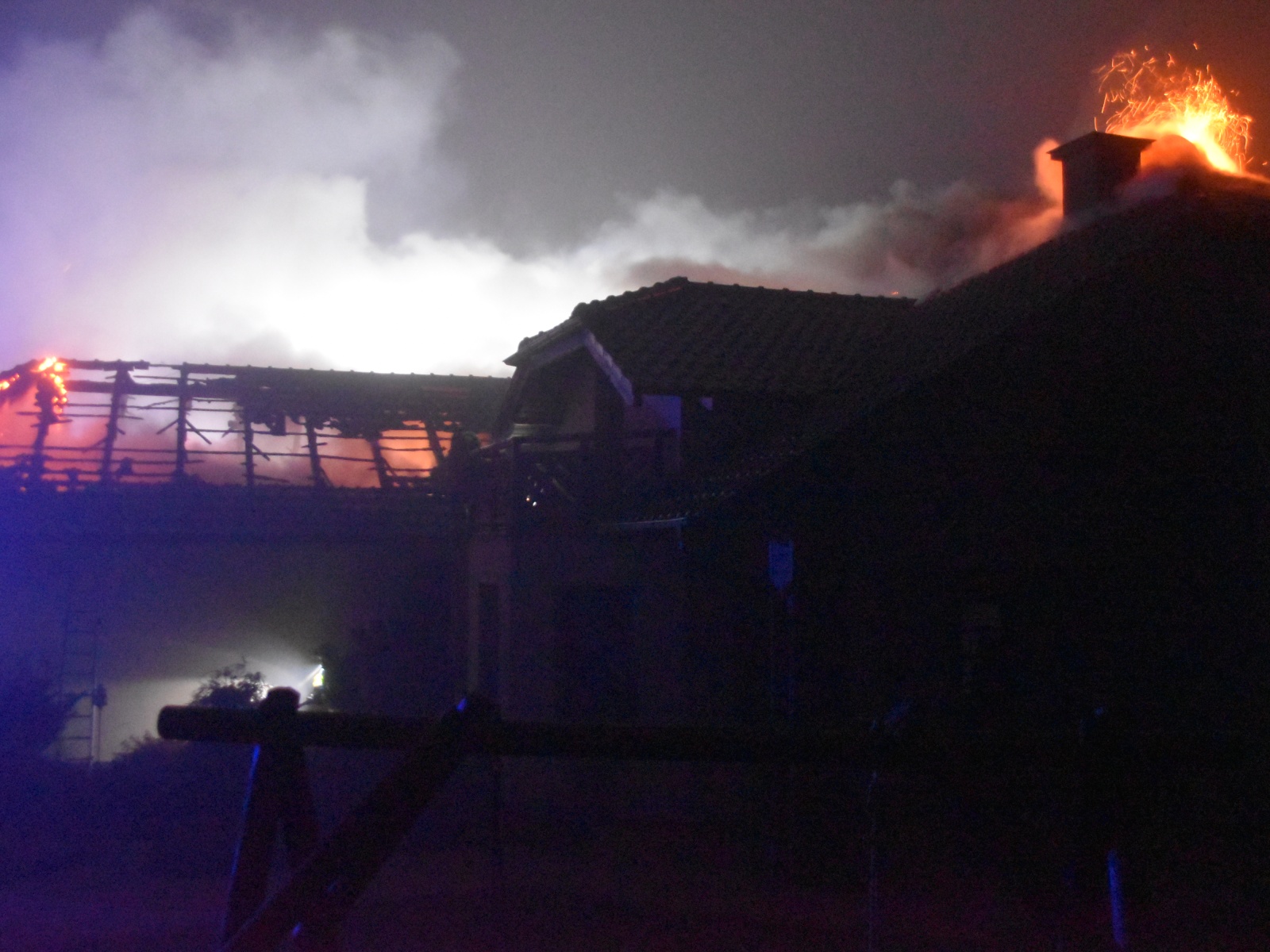 002 - požár střechy rodinného domu, plamenné hoření.JPG