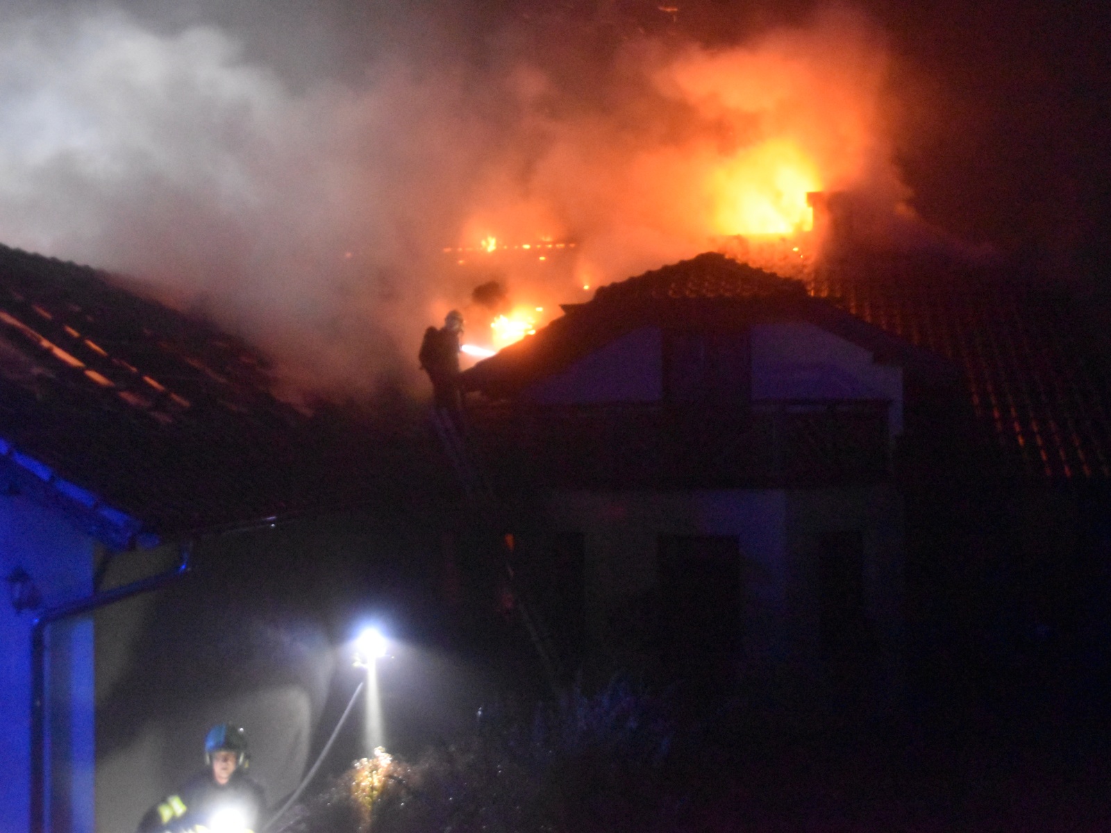 003 - požár střechy rodinného domu.JPG