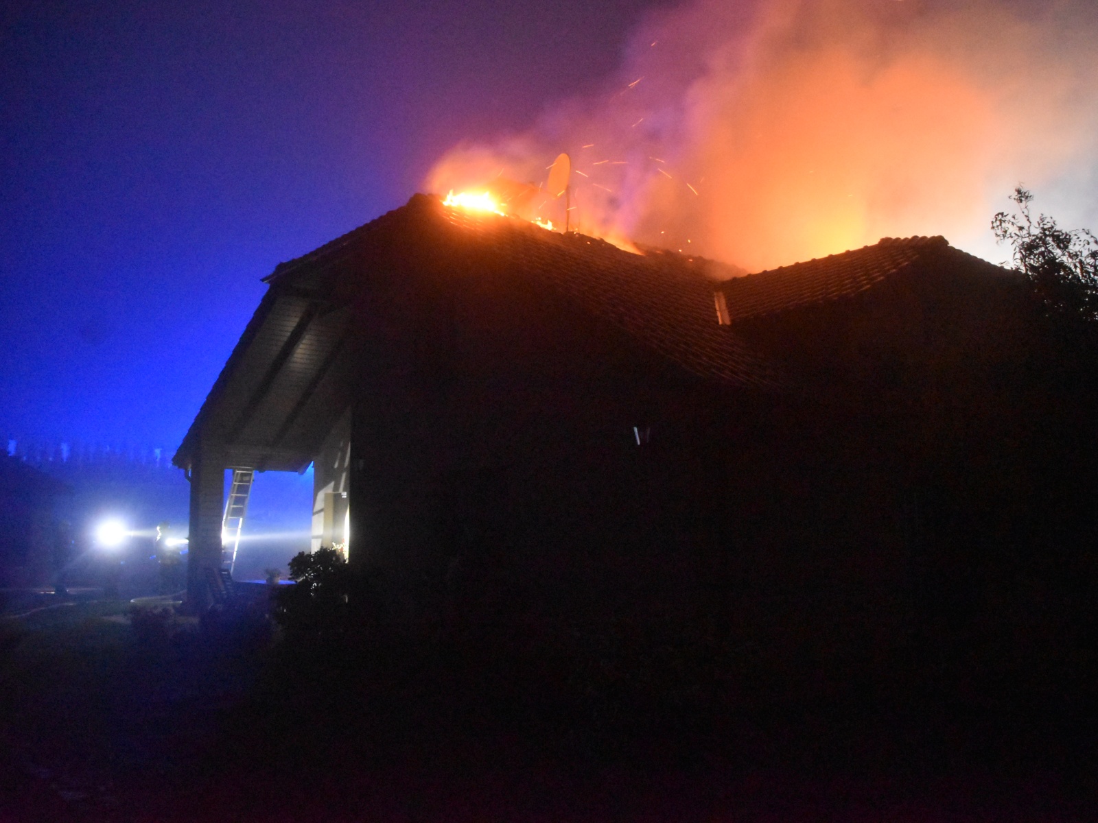 006 - požár střechy rodinného domu.JPG