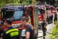 KHK_cvičení_společný zásah českých a polských hasičů při lesním požáru pohled na hasičské stříkačky a hasiče diskutující mezi sebou