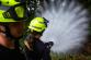 KHK_cvičení_společný zásah českých a polských hasičů při lesním požáru_2 hasiči stříkající vodu do lesa