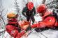 KHK_hasiči lezci při kurzu bezpečného pohybu a záchrany osob v zimním nepřístupném terénu v Krkonoších_3 hasiči uvazují lana