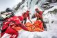 KHK_hasiči lezci při kurzu bezpečného pohybu a záchrany osob v zimním nepřístupném terénu v Krkonoších_3 hasiči vytahují nosítka po zasněženém svahu nahoru