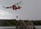 KVK_cvičení IZS - Stoletá voda_z vrtulníku se spouští záchranář, aby zachránil osobu ležící na zatopeném mostu