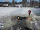 LIK_cvičení_záchrana osoby propadlé pod zamrzlou vodní hladinu_1 figurant v plavkách ve zmrzlé vodě a 1 už na ledu, 1 hasič ve zmrzlé vodě a 1 stojící na ledu
