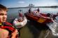 LIK_společné cvičení policistů, hasičů a vodních záchranářů na přehradě Rozkoš_v popředí figurant, vzadu na člunech záchranáři