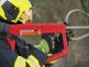 PAK_výcvik s cobrou_přístrojem, který prořízne betonovou zeď_detailní pohled na hasiče držící cobru