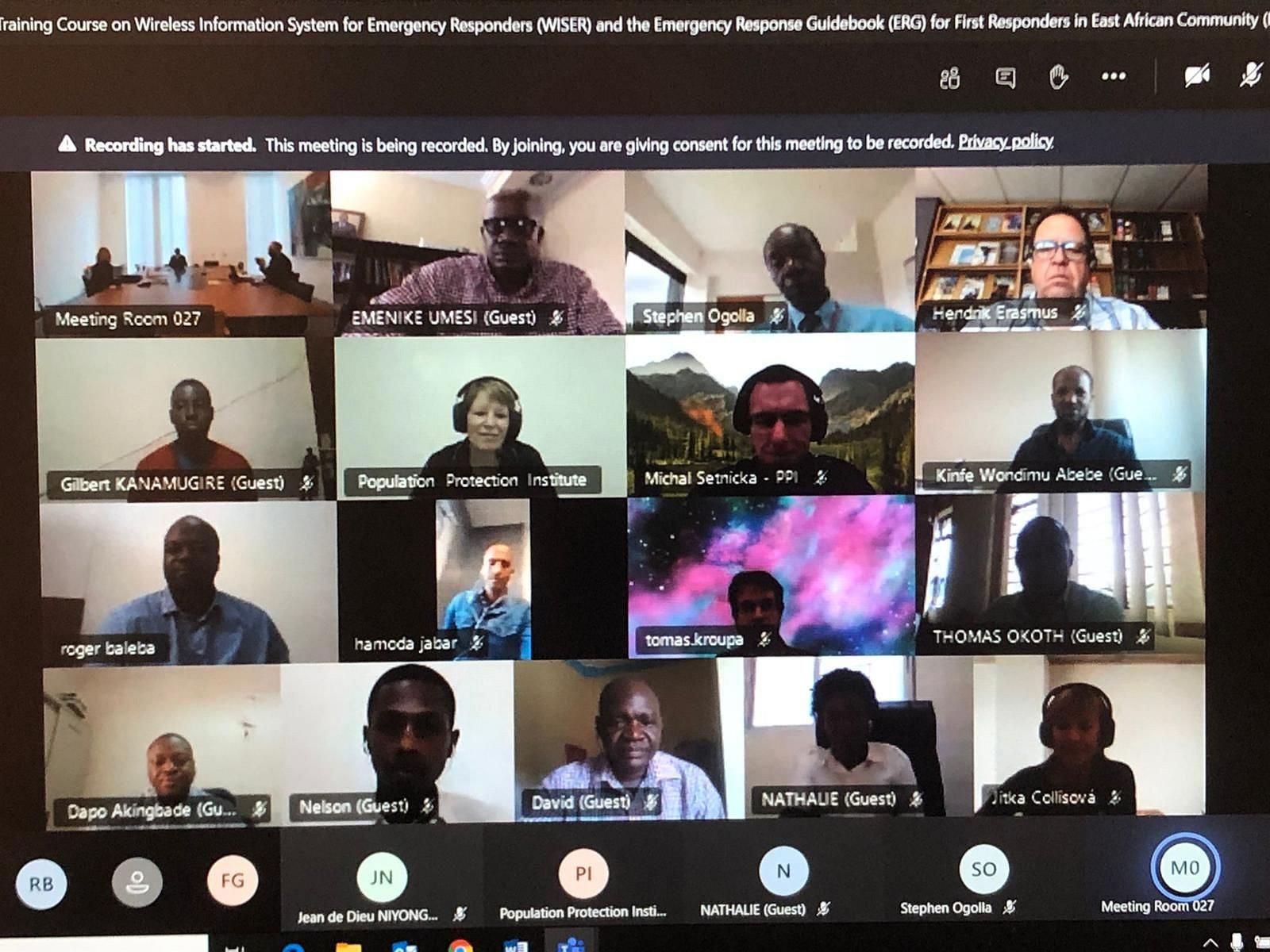 Online výcvik pro Afriku_pohled na obrazovku počítače, kde jsou vidět připojení účastnící z celého světa.jpg