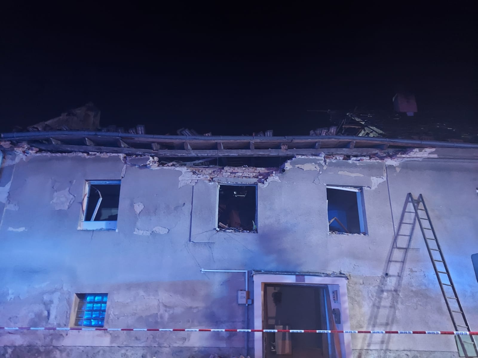 003 - Dům poškozený explozí plynu.jpg