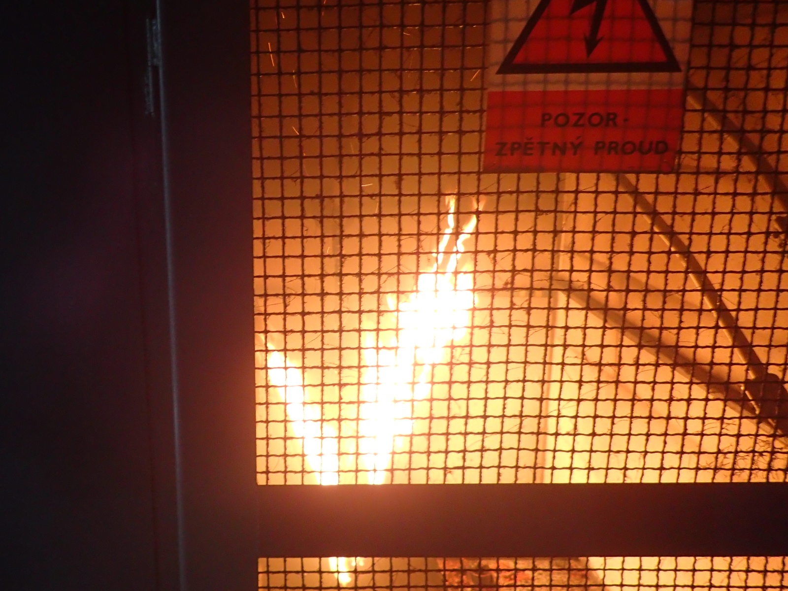 003 - požár trafostanice - plamenné hoření.JPG