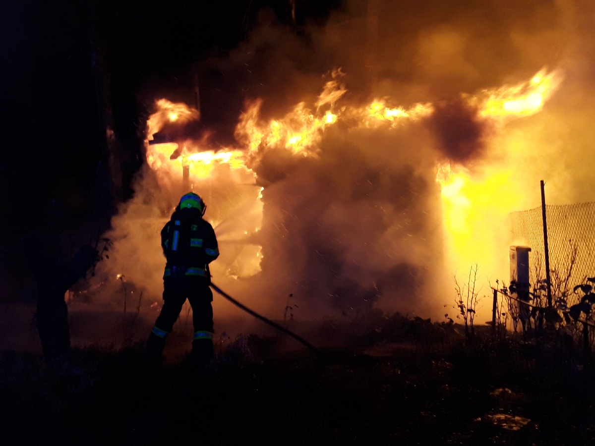 Dvě jednotky hasičů zasahovaly u požáru chaty v Jihlavě. Škoda se vyšplhala na 350 tisíc korun.