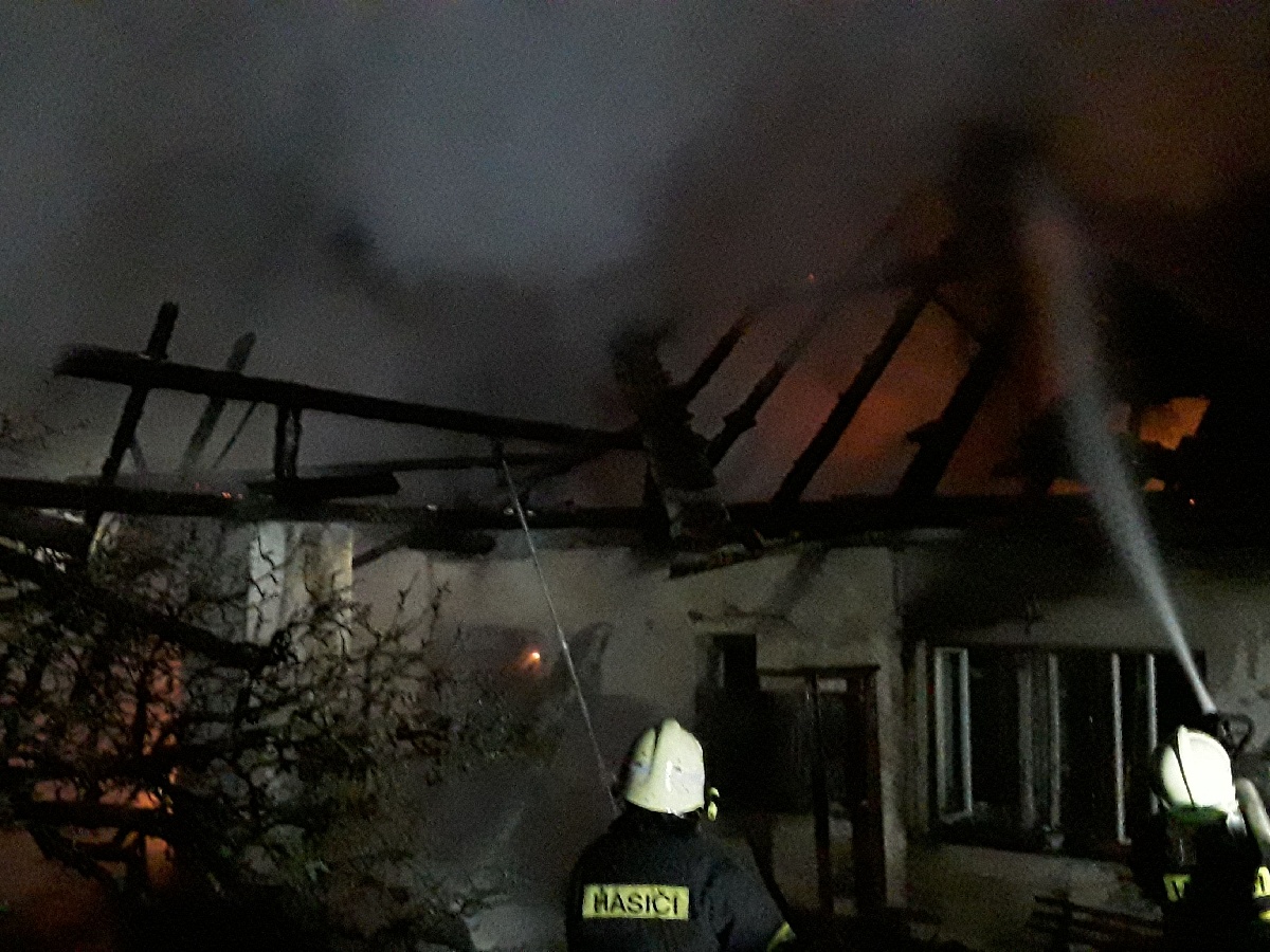 Hasiči likvidovali požár rodinného domu v obci Nová Brtnice. Plameny za sebou zanechaly škodu milion korun.