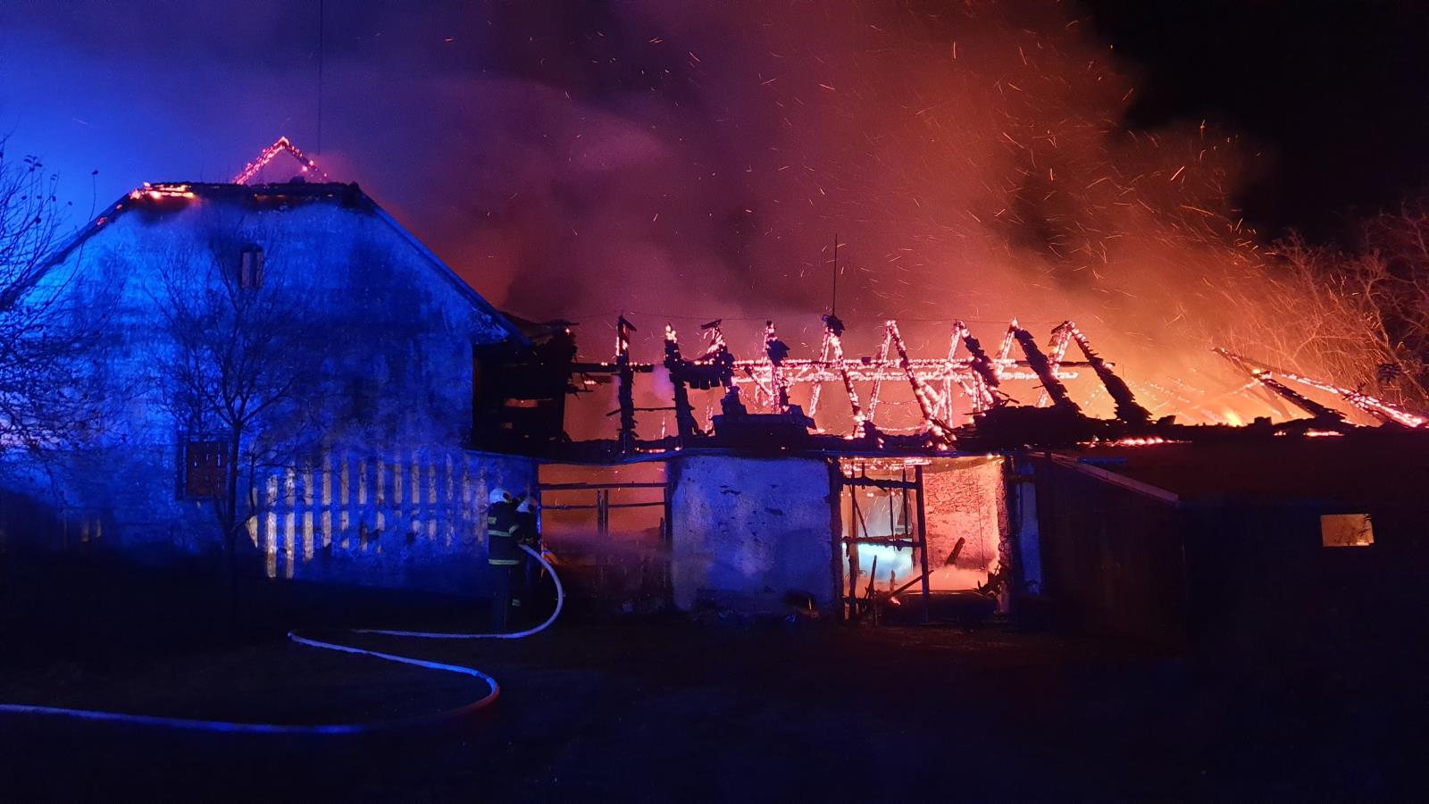 Požár statku, Vitějovice - 17. 11. 2020 (2).jpg