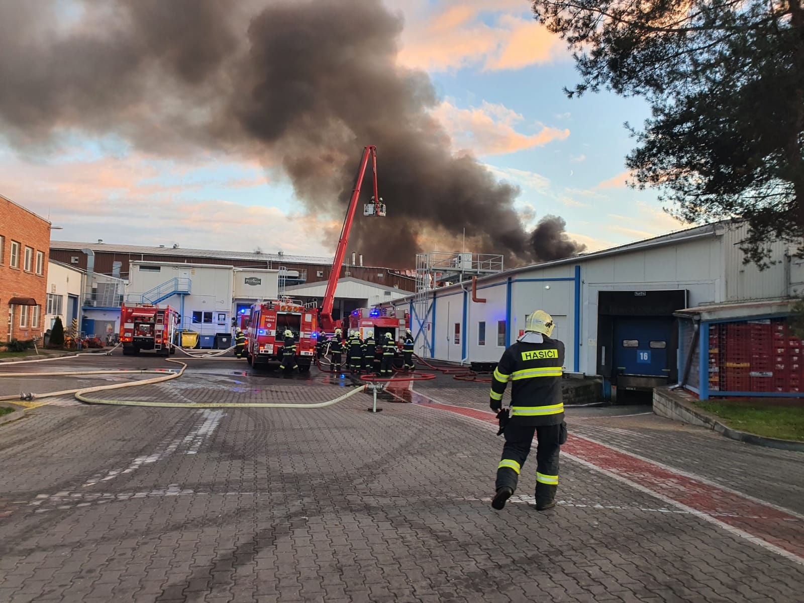 004-Požár v potravinářské firmě v Kralupech nad Vltavou.jpg
