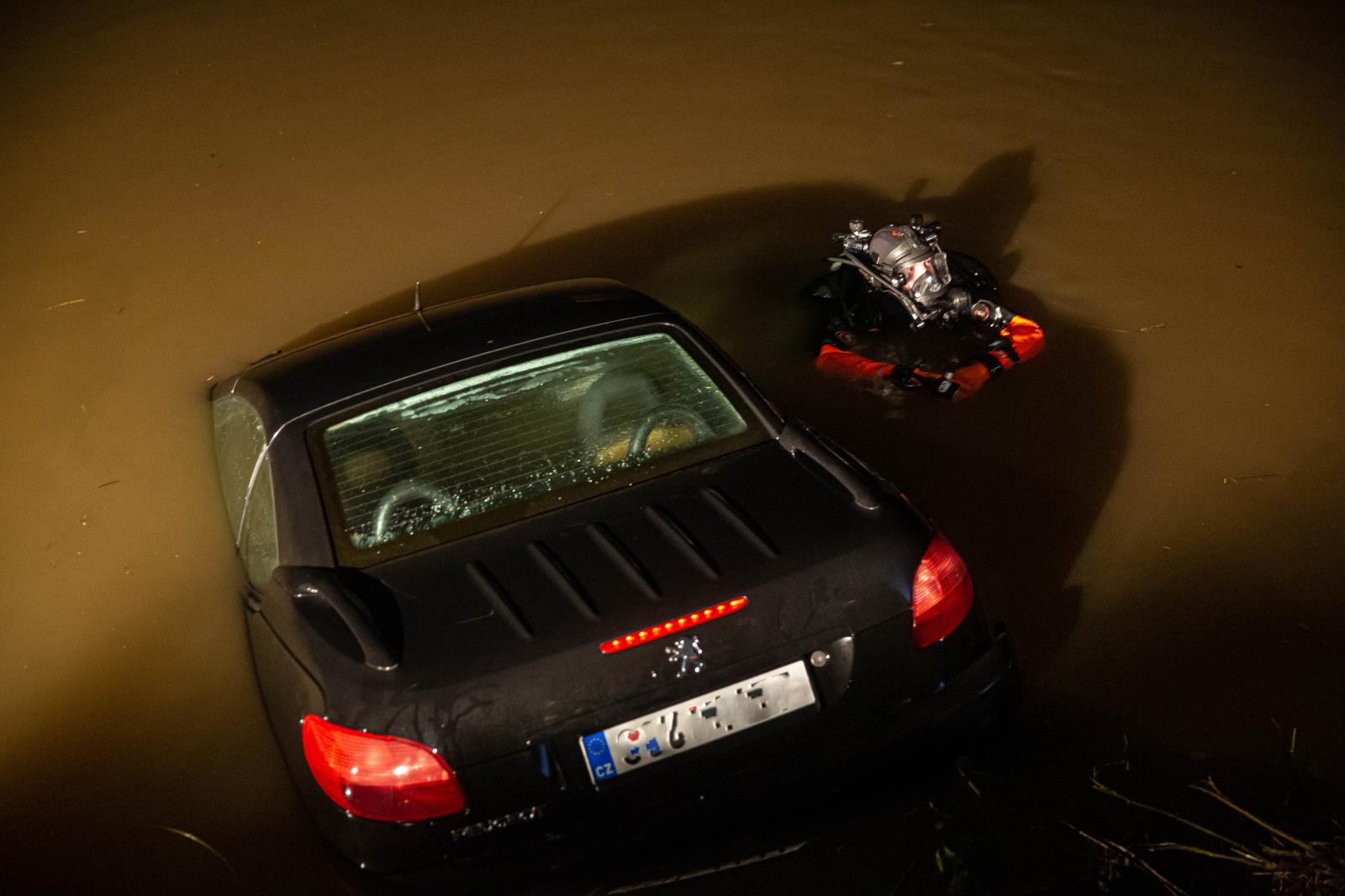 potápěči vytahují auto z rybníku5.jpg