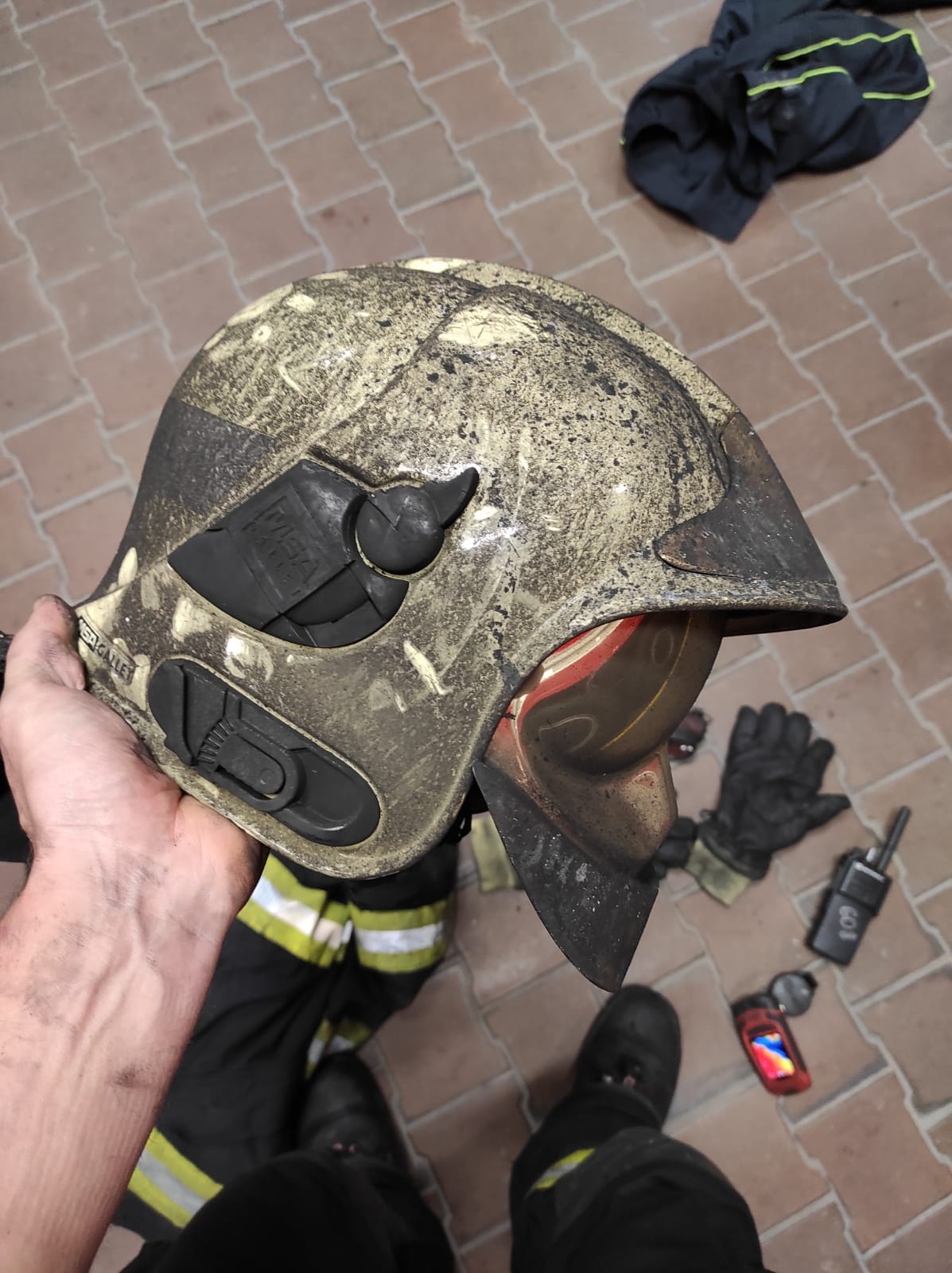 004 - helma hasiče po zásahu ve velmi zakouřeném prostoru.jpg