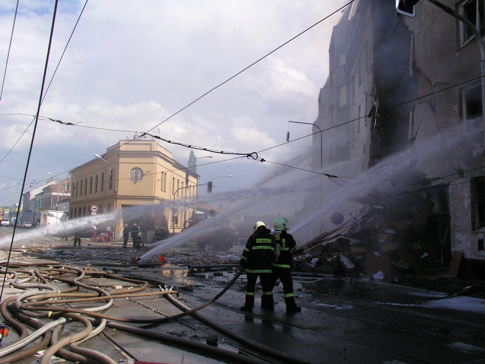 JMK_hasiči několika proudy hasí hořící dům na ulici Tržní.JPG