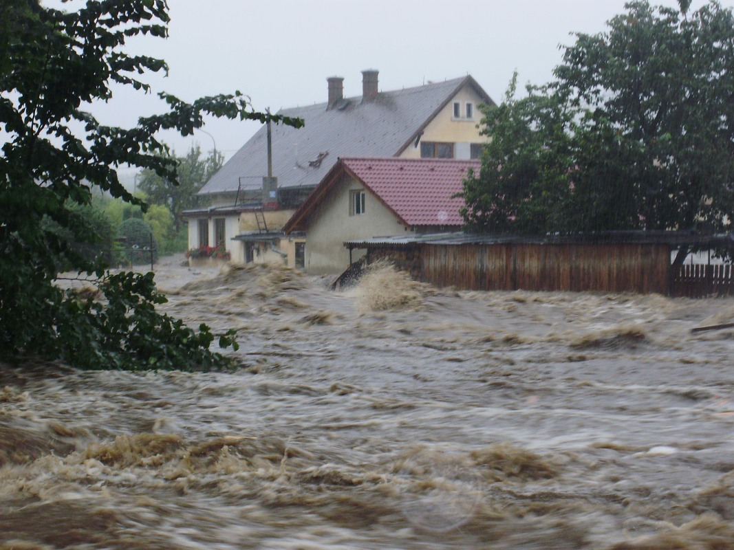 LIK_Povodně_rozvodněná řeka zatopila dům.jpg
