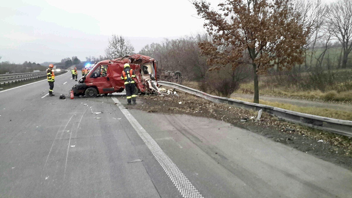 Nehoda dodávky a náklaďáku2.jpeg