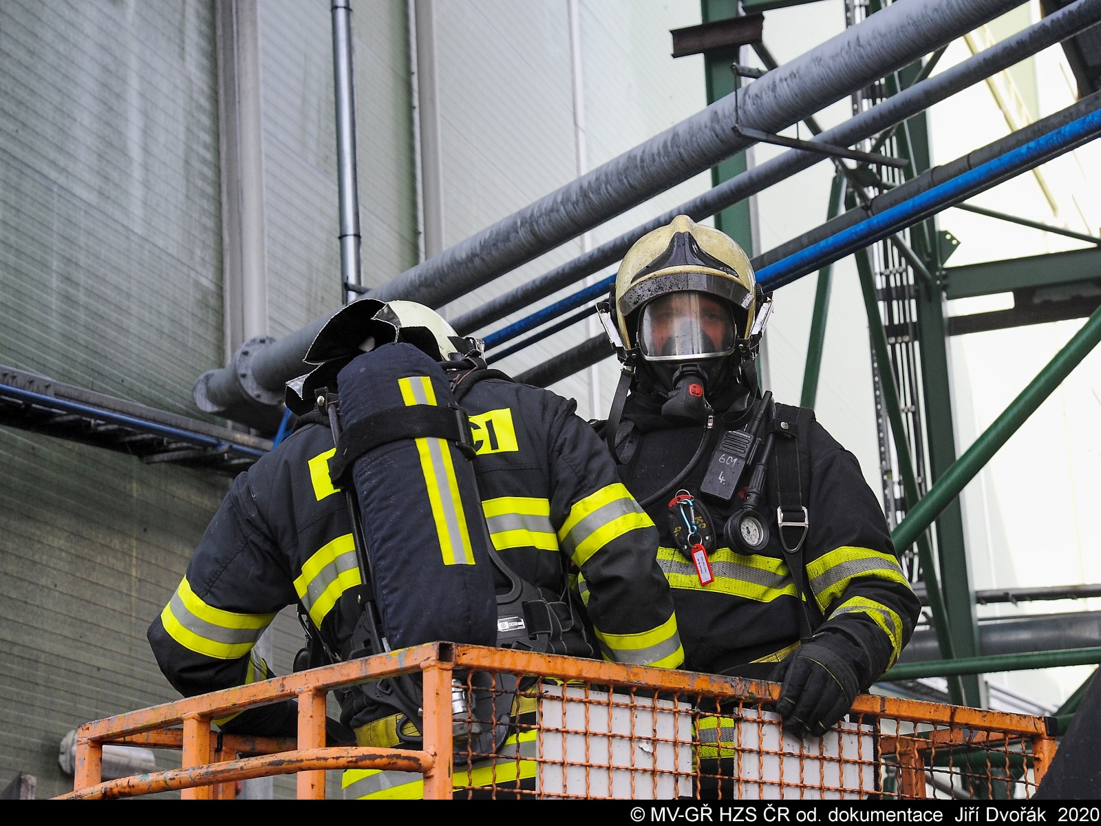 004 - hasiči zasahují za pomoci výškové techniky.JPG