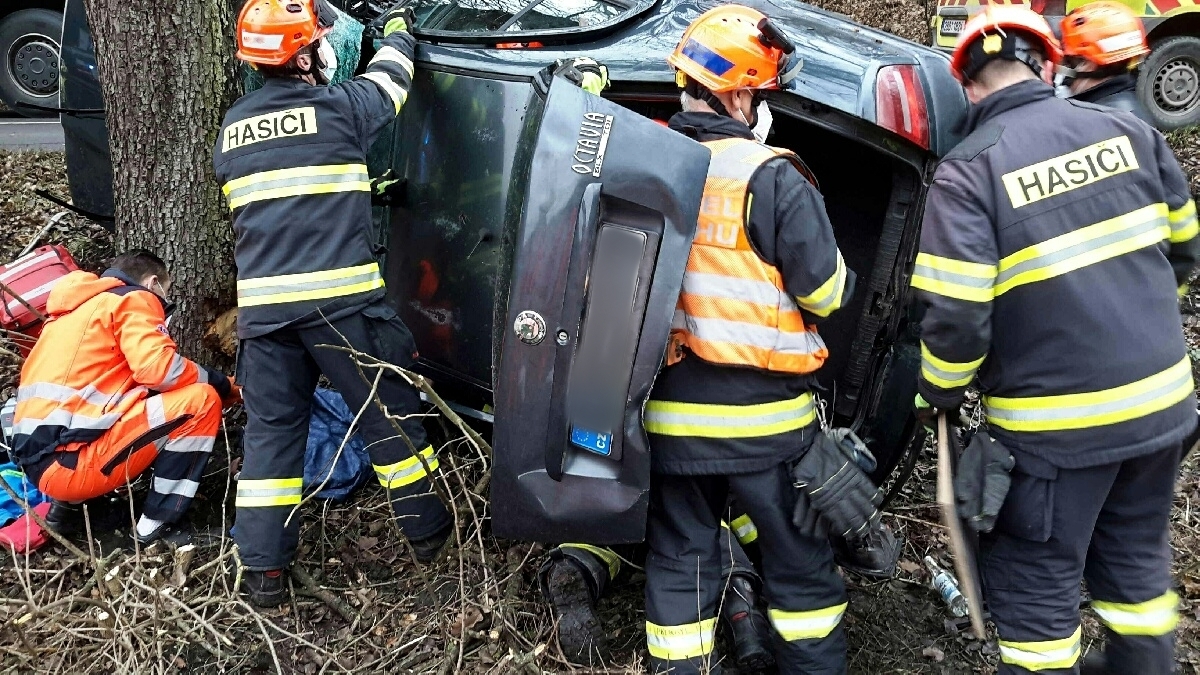 hasiči vyprošťují osobu z vozu (12).jpg