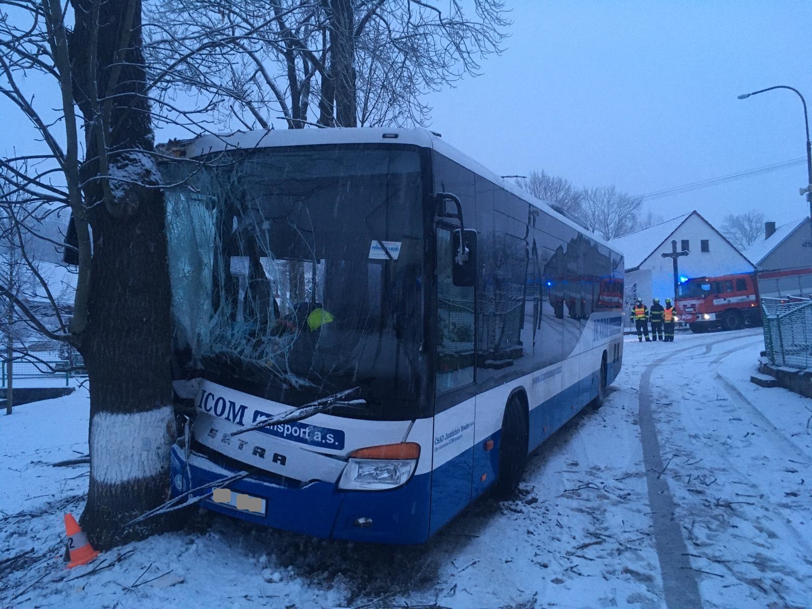 Dopravní nehoda bus, Vydří - 6. 1. 2021.jpg