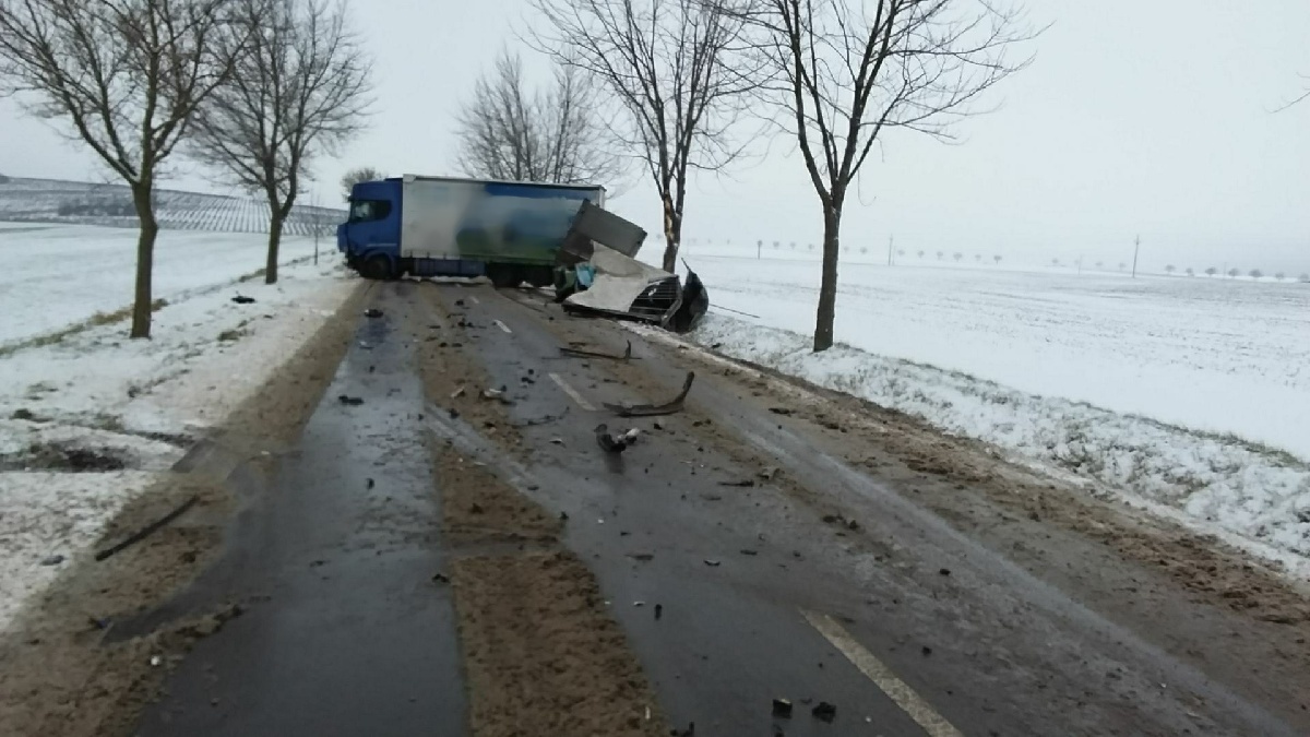 JMK_DN_sněžení přineslo více nehod_havarovaný nákladní vůz zablokoval vozovku.jpg