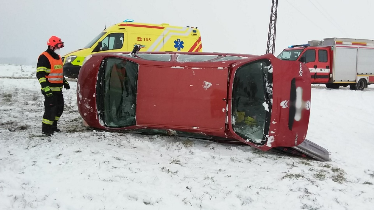JMK_DN_sněžení přineslo více nehod_převrácené osobní auto.jpg