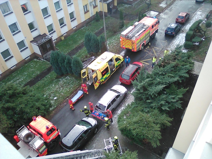 MSK_záchrana zraněného muže ze střechy panelového domu v Ostravě_zraněný muž se dostal ze střechy dolů.jpg