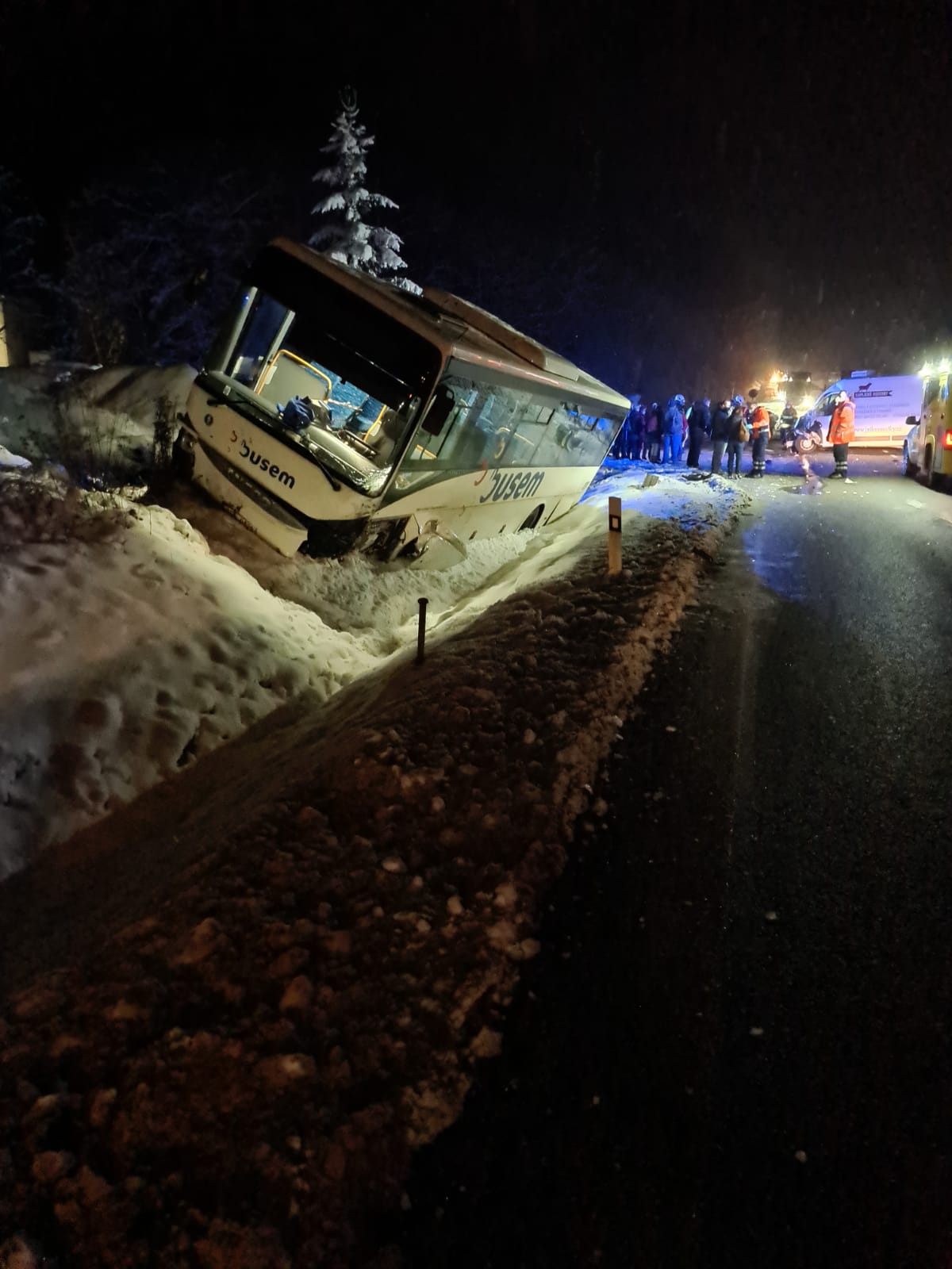 Dopravní nehoda autobusu a dodávky, Kaplice - 8. 1. 2021 (1).jpg