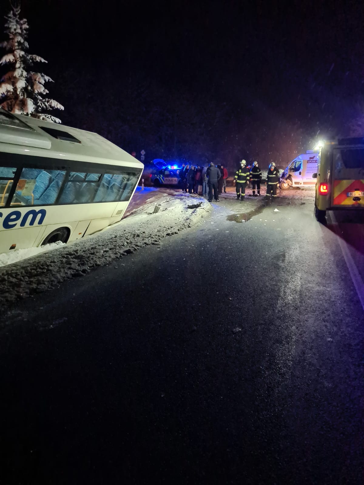 Dopravní nehoda autobusu a dodávky, Kaplice - 8. 1. 2021 (2).jpg
