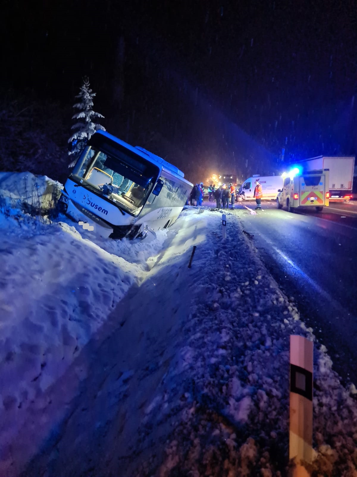 Dopravní nehoda autobusu a dodávky, Kaplice - 8. 1. 2021 (4).jpg