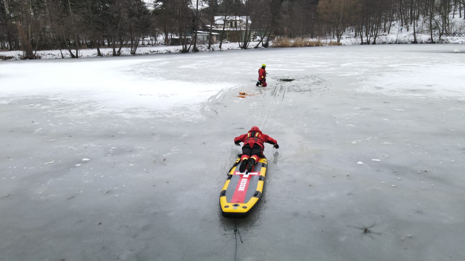 PHA_cvičení sebezáchrana a záchrana osob na zamrzlé vodní hladině_4.jpg