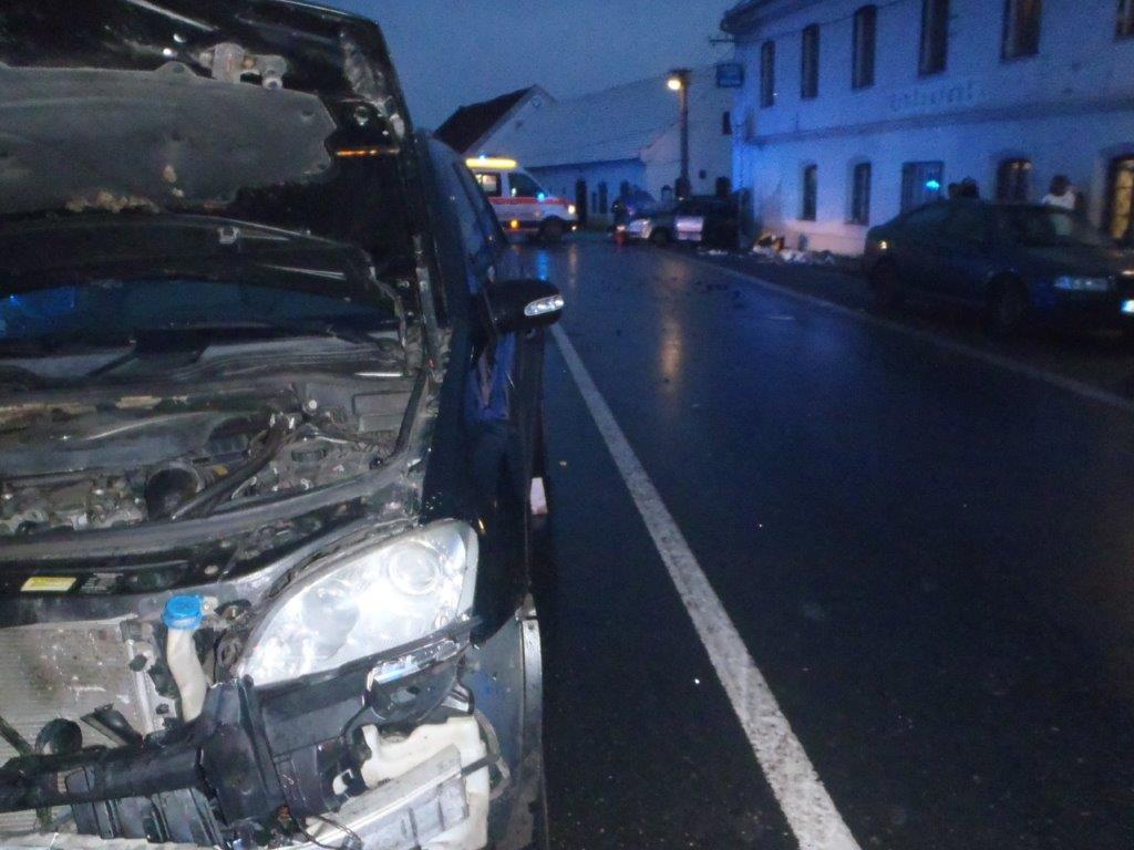 010-Nehoda tří vozidel v obci Šlapanice.jpg