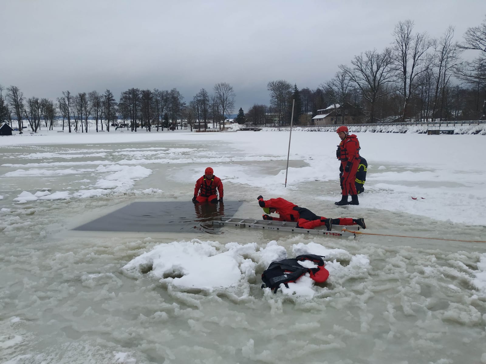 výcvik hasičů na zamrzlé vodě (1).jpg