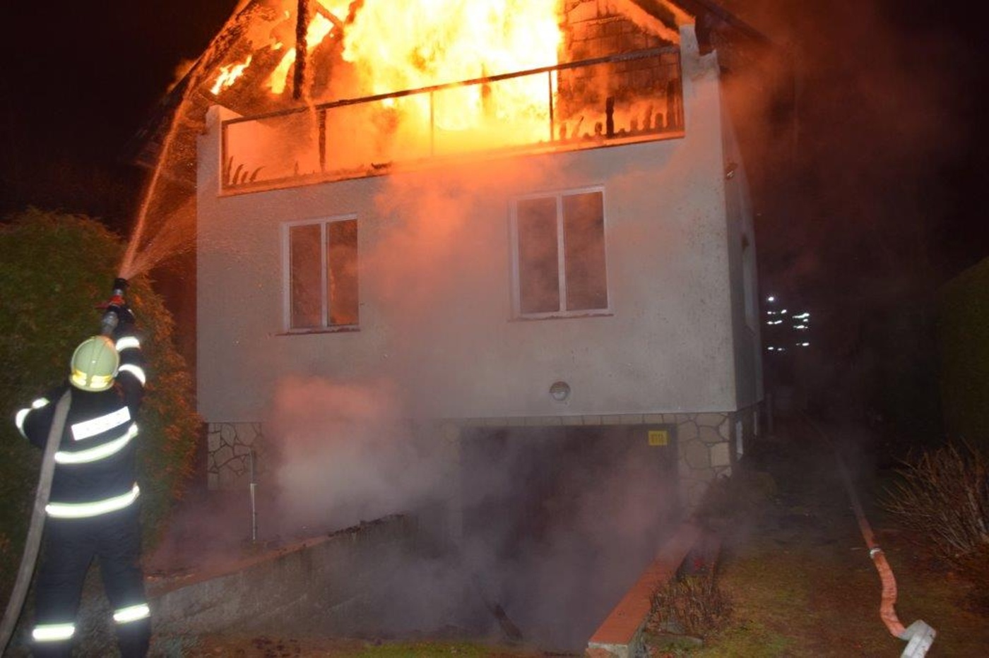 003-Hasiči zasahují u rozvinutého požáru chaty.jpg
