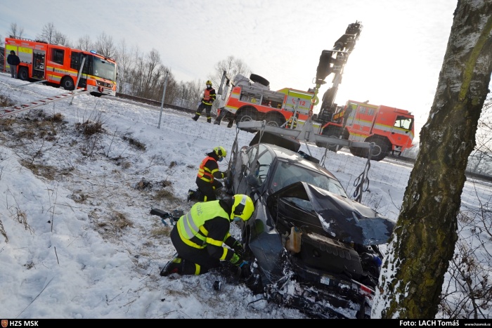 MSK_DN osobního vozu_hasiči zajišťují havarované vozidlo.jpg