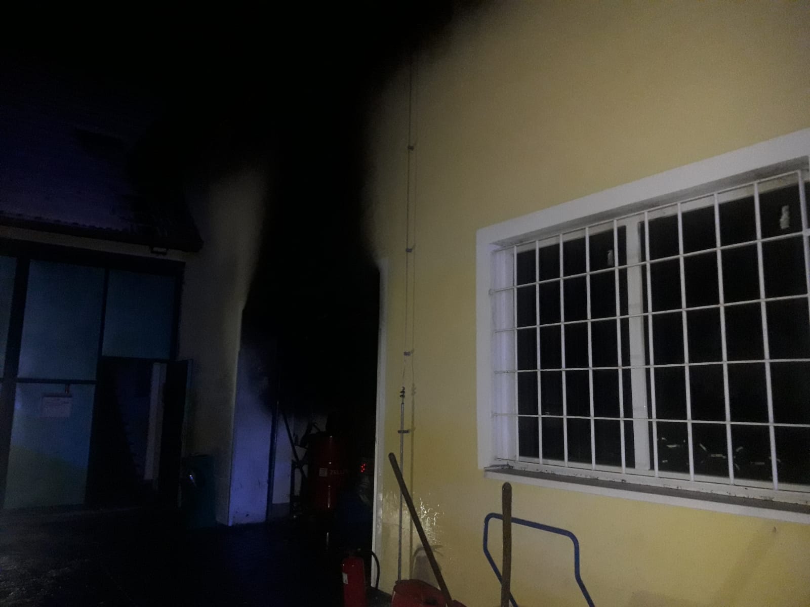 002-Požár ve výrobní hale v obci Bezno.jpg
