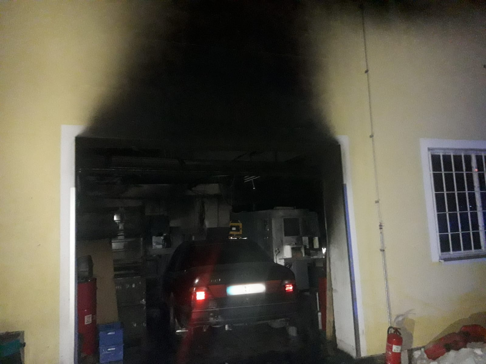 004-Požár ve výrobní hale v obci Bezno.jpg