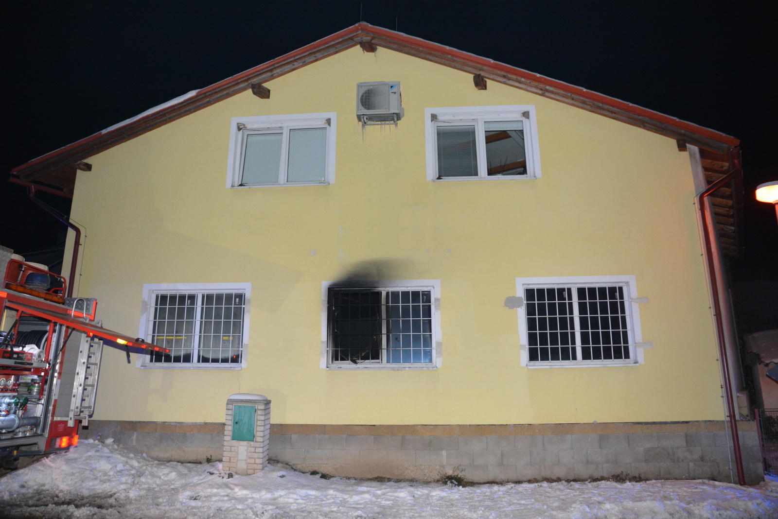 005-Požár ve výrobní hale v obci Bezno .JPG