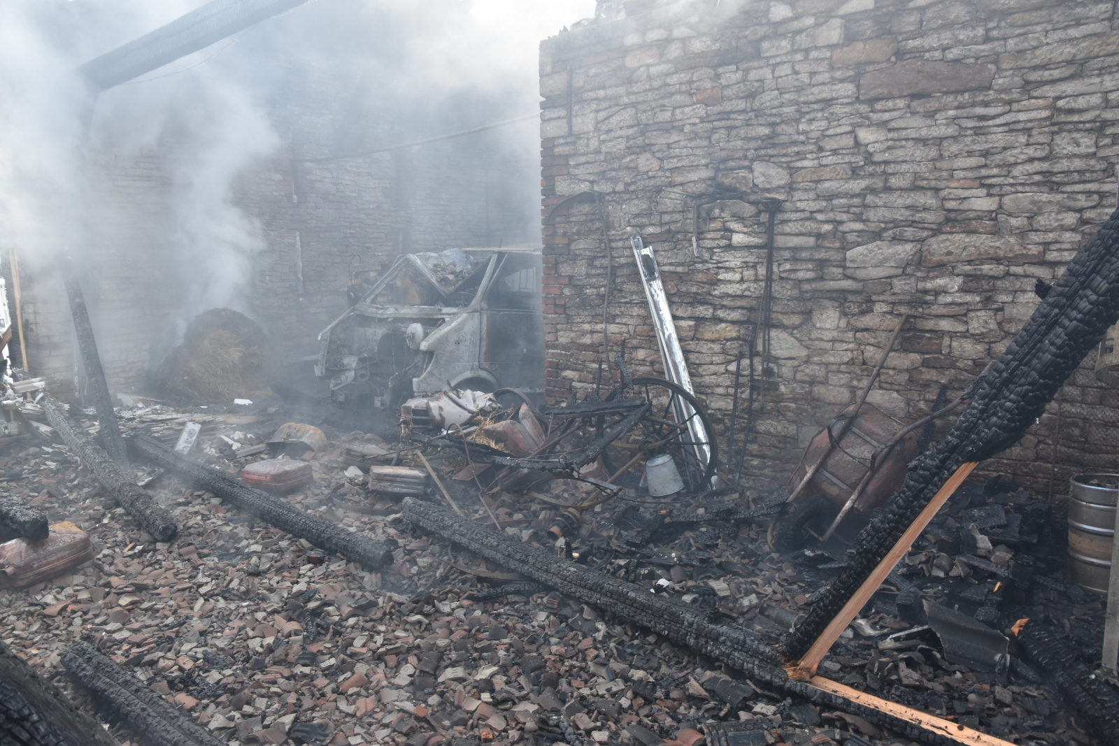 013-Požár stodoly v Dolanech na Kladensku.JPG